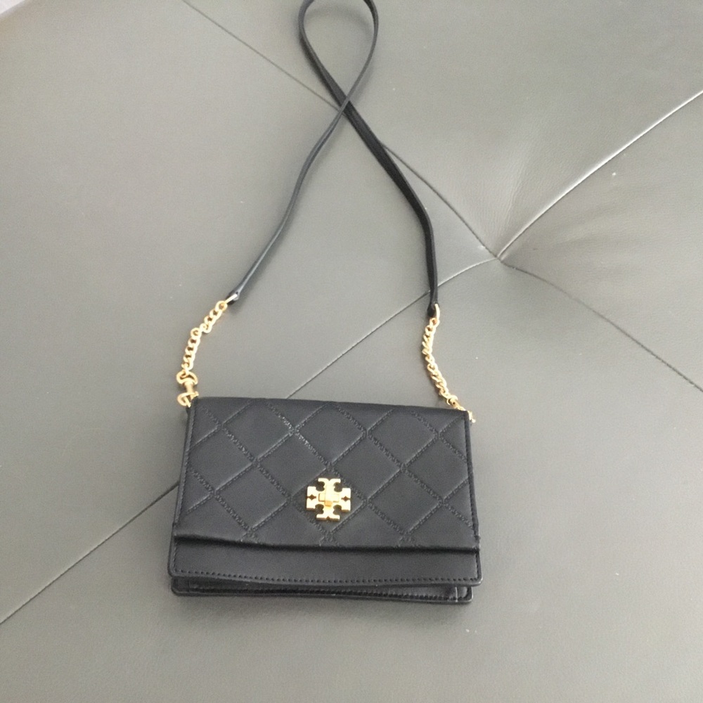 Tory burch cross body with gold chin.7”x5” pocket in the back